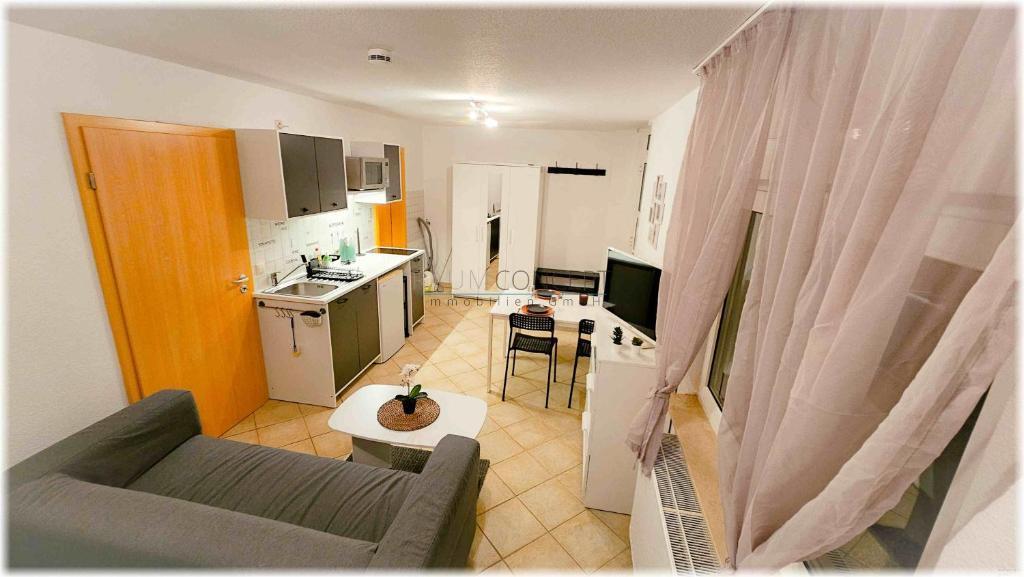 möbelierte 1-Zimmer Wohnung (Pendler, Kurzzeit-, Zeitvermietung) - nahe Porsche / Bertrandt / Weissach / IAV - - Gewerbeimmobilien Freiburg - Mieten und Vermieten in Freiburg - Raum Concept Immobilien GmbH Sie suchen eine voll-möbilierte 1-Zimmer Wohnung zum Arbeiten für die Automobilhersteller Porsche / Daimler Mercesdes-Benz, kurzzeitig oder für max. ein Jahr? Dann kommen Sie nach Mönsheim , die Nachbarortschaft von Weissach direkt neben dem Porsche Entwicklungszentrum. Vermietet wird eine voll-möbelierte 1-Zimmer-Wohnung / Einliegerwohnung für die Kurzzeitvermietung nach Absprache, inkl. HomeOffice Ausstattung (Internet), Küchenzeile, Waschmaschine, Bad mit Dusche. - 2f980133adfeaf31cd91af3bf9caea1c3890cb96