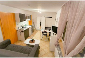 möbelierte 1-Zimmer Wohnung (Pendler, Kurzzeit-, Zeitvermietung) - nahe Porsche / Bertrandt / Weissach / IAV - - Gewerbeimmobilien Freiburg - Mieten und Vermieten in Freiburg - Raum Concept Immobilien GmbH Sie suchen eine voll-möbilierte 1-Zimmer Wohnung zum Arbeiten für die Automobilhersteller Porsche / Daimler Mercesdes-Benz, kurzzeitig oder für max. ein Jahr? Dann kommen Sie nach Mönsheim , die Nachbarortschaft von Weissach direkt neben dem Porsche Entwicklungszentrum. Vermietet wird eine voll-möbelierte 1-Zimmer-Wohnung / Einliegerwohnung für die Kurzzeitvermietung nach Absprache, inkl. HomeOffice Ausstattung (Internet), Küchenzeile, Waschmaschine, Bad mit Dusche. - 2f980133adfeaf31cd91af3bf9caea1c3890cb96