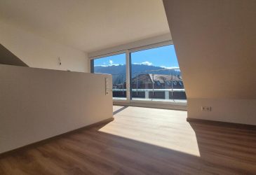 3-Zimmer-Maisonette mit großer Dachterrasse – Stadtleben und Schwarzwaldblick vereint - - Gewerbeimmobilien Freiburg - Mieten und Vermieten in Freiburg - Raum Concept Immobilien GmbH Kurzbeschreibung Stadtleben über den Dächern Freiburgs – Maisonette mit Dachterrasse Diese ca. 110 m² große 3-Zimmer-Maisonette verbindet schlichte Moderne mit urbanem Wohnen. Sie erstreckt sich über das 4. und 5. Obergeschoss eines 2024/2025 hochwertig kernsanierten Altbaus in der altstadtnahen Schwarzwaldstraße 15. Der untere Bereich umfasst einen einladenden Eingangsbereich, zwei Zimmer und ein Tageslichtbad. Über eine Naturholztreppe führt der Weg in den offenen Wohn- und Lebensbereich mit Zugang zur teilverglasten Südwest-Dachterrasse mit Blick in den Schwarzwald. Ausstattungsmerkmale wie Holzoptikboden, Fußbodenheizung, Frischluftanlage, bodentiefe Fenster, hochwertige Einbauküche, Gäste-WC, Abstellkammer sowie Cat-7-Netzwerkanschlüsse in allen Wohnräumen unterstützen zeitgemäßes Wohnen und Homeoffice. Das Gebäude erreicht Energieeffizienzklasse A+ (25,5 kWh/m²a). Ein Aufzug, Kellerabteil sowie optional anmietbare Stellplätze oder eine Doppelgarage ergänzen das Angebot. Ein seltenes Mietobjekt mit offenem Charakter und kurzen Wegen zur Altstadt und in die Natur. - 827088da7730451505fdf49611a95aae671b9f23
