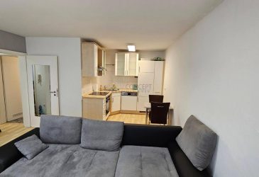 Zentrale 2-Zimmer EG Wohnung mit Terrasse im Herzen von Reutlingen ab 15.06.2026 - - Gewerbeimmobilien Freiburg - Mieten und Vermieten in Freiburg - Raum Concept Immobilien GmbH Eine vollumfängliche Stadtwohnung im Reutlinger Kult-Viertel, mitten im Herzen der Altstadft direkt an der alten Stadtmauer. Auf 2,5 Zimmer mit Terrasse finden Sie das lebendige Stadtleben und die Ruhe "zuhause" zugleich. Ausgestattet mit Bad, Schlaf-, Wohnzimmer und Küche, wie einem eigenen kleinen Abstellraunm. Zudem steht eine eigene Terrassse auf Süd-West bereit. Die Wohnung ist optimal für Singles, junge Paare (wer nicht "viel hat") oder Pendler. - 51d19eb986fa0aad9d63bd46fabe2d10df0df17b