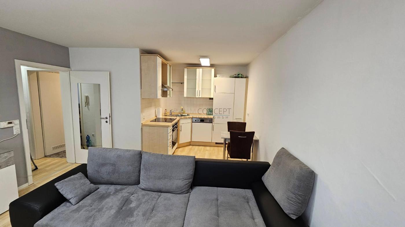 Zentrale 2-Zimmer EG Wohnung mit Terrasse im Herzen von Reutlingen ab 15.06.2026 - - Gewerbeimmobilien Freiburg - Mieten und Vermieten in Freiburg - Raum Concept Immobilien GmbH Eine vollumfängliche Stadtwohnung im Reutlinger Kult-Viertel, mitten im Herzen der Altstadft direkt an der alten Stadtmauer. Auf 2,5 Zimmer mit Terrasse finden Sie das lebendige Stadtleben und die Ruhe "zuhause" zugleich. Ausgestattet mit Bad, Schlaf-, Wohnzimmer und Küche, wie einem eigenen kleinen Abstellraunm. Zudem steht eine eigene Terrassse auf Süd-West bereit. Die Wohnung ist optimal für Singles, junge Paare (wer nicht "viel hat") oder Pendler. - 51d19eb986fa0aad9d63bd46fabe2d10df0df17b