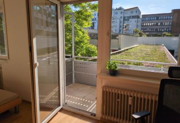 Blick von Wohnzimmer auf den Balkon