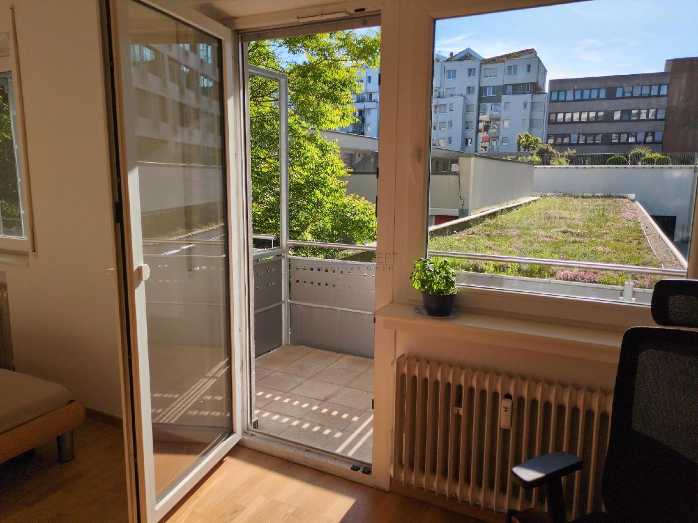 Blick von Wohnzimmer auf den Balkon