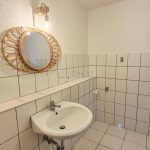 Bad Waschbecken Spiegel und Beleuchtung