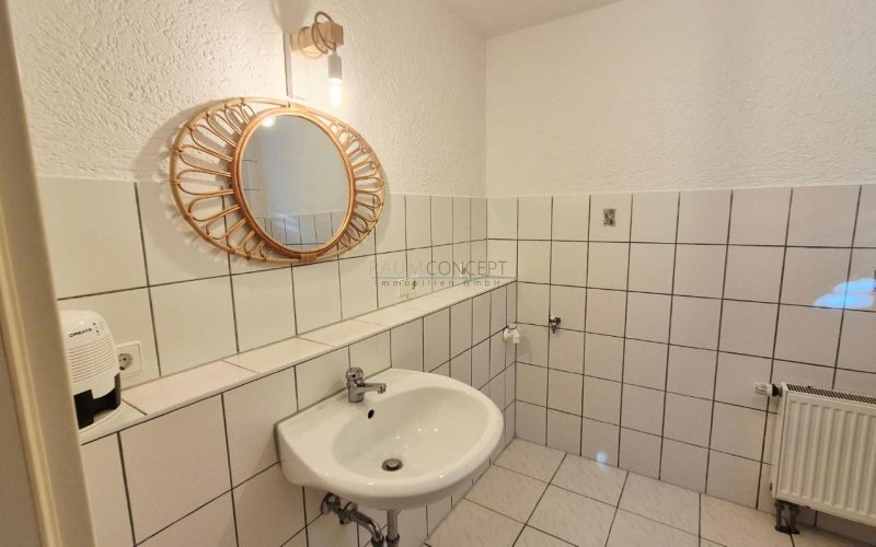 Bad Waschbecken Spiegel und Beleuchtung