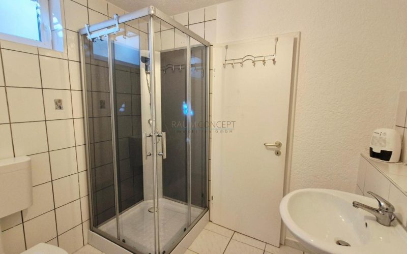 Bad Dusche mit Duschabtrennung